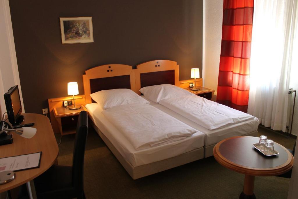 Zum Loewen Hotel Bad Homburg vor der Hoehe Bilik gambar